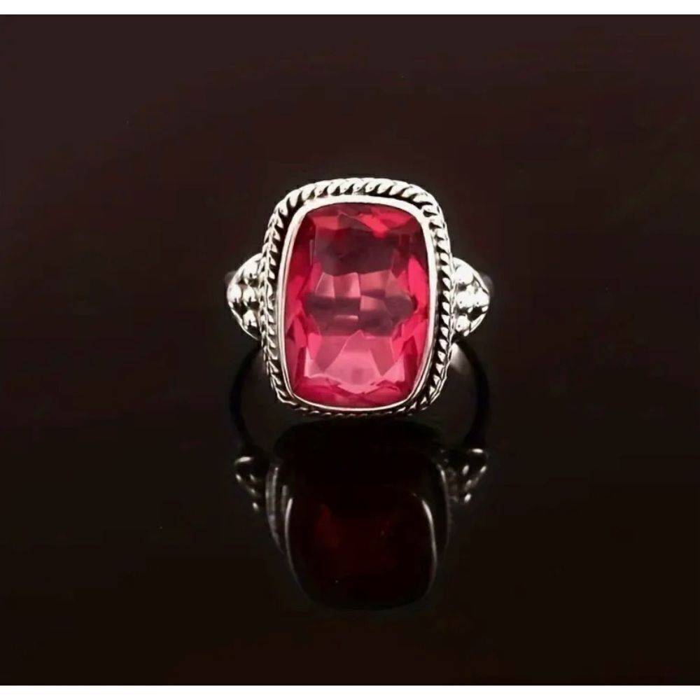 ♥️ NEW stunning red CZ Ring with beautiful setting ♥️